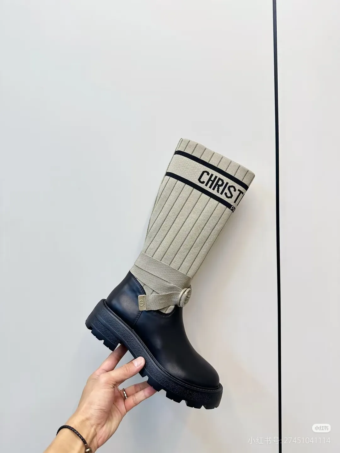 👟👟Ex-factory price 560👟👟Dior color matching new boots for autumn and winter, the latest flying woven letter logo for autumn and winter, round-toe high-top knight boots for women, the same style for celebrity Narna Qian and the same style for Yi Mengling. Material: First-layer cowhide spliced ​​with fly-knit fabric, sheepskin lining for feet, original molded TPU outsole Size: 35-40 yards